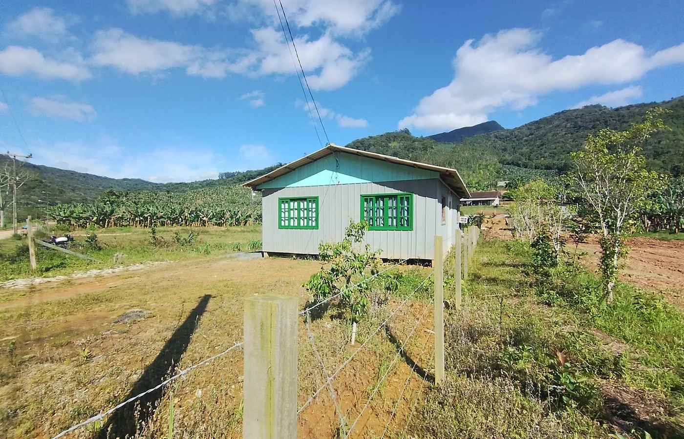 CHÁCARA COMPLETA  EM ILHOTA – 1.176m² + CASA + LAGOA!
