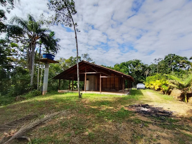 Sítio Completo com Ampla Casa de Madeira, Plantação, Pastagem e Nascente